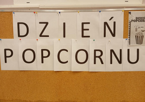 Na zdjęciu widzimy napis „Dzień Popcornu”.