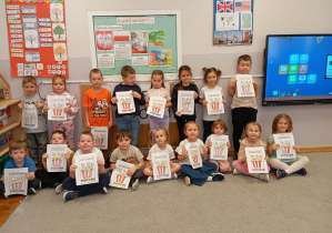 Dzieci z grupy Odkrywcy prezentują pracę plastyczną z Dnia Popcornu.