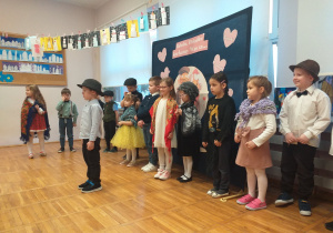 Zdjęcie przedstawia dziecko recytujące wierszyk.