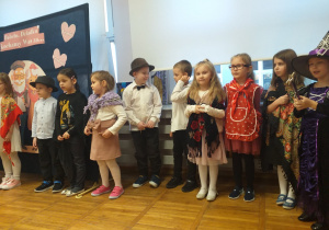 Zdjęcie przedstawia dzieci przebrane za babcie i dziadków.