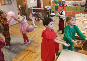 Dzieci podczas tańców i zabaw karnawałowych