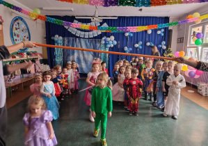 Wspólne zabawy na holu przedszkolnym z animatorem