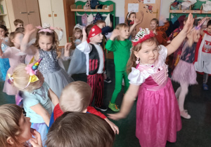 Dzieci tańczą na balu karnawałowym