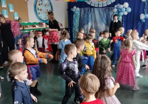 Dzieci tańczą na korytarzu.