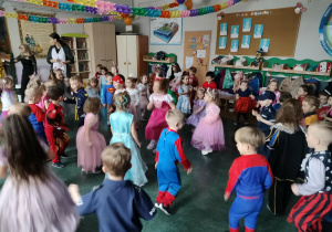 Zabawa na korytarzu przedszkolnym.