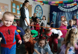 Zabawa przy muzyce na korytarzu.