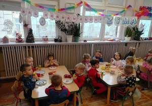 Dzieci podczas poczęstunku.