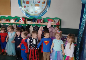 Zabawa integracyjna na korytarzu.