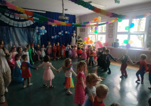 Zabawa na korytarzu.