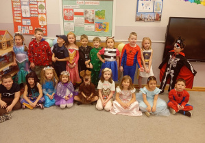 Dzieci z Grupy Odkrywcy pozują do zdjęcia.