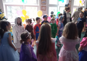 Dzieci z Grupy Odkrywcy tańczą w kole.