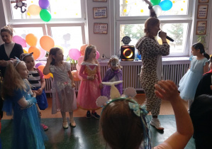 Dzieci z Grupy Odkrywcy biorą udział w animacjach tanecznych.