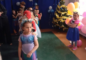 Na zdjęciu widzimy dzieci z Grupy Odkrywcy, gdy ustawiają się do „wesołego pociągu.”