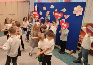 Walc dzieci z grupy „Misie” wykonany podczas spektaklu z okazji Dnia Babci i Dziadka.