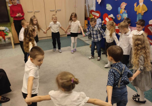 Dzieci podczas tańca z okazji Dnia Babci i Dziadka.