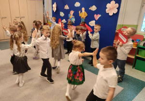 Dzieci z grupy „Misie” wykonujący kolejną figurę układu tanecznego dla swoich dziadków.