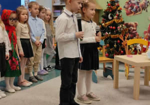 Dzieci z grupy „Misie” rozpoczynający spektakl dla dziadków.