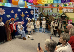 Smerfy występują przed swoimi babciami i dziadkami.