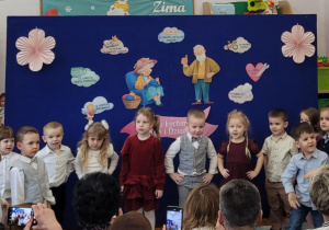 Dzieci z grupy Słoneczka śpiewają piosenkę dla babci i dziadka.