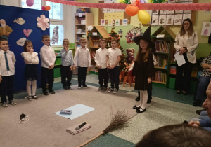 Dzieci stoją w półkole.