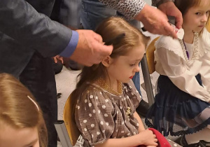 Dziadkowie tworzą fryzury swoim wnuczkom.