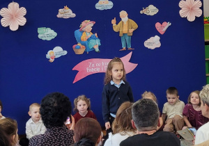 Chłopiec mówi wierszyk.