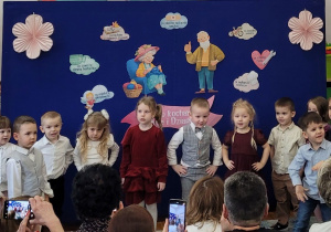 Dzieci z grupy słoneczka śpiewają piosenkę.