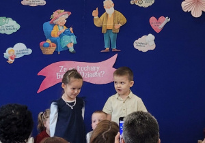 Zdjęcie dziewczynki i chłopca mówiących swoje wierszyki.