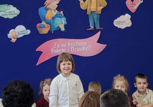 Dziewczynka mówi wierszyk.