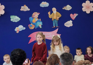 Dwie dziewczynki mówiący swoje wierszyki.