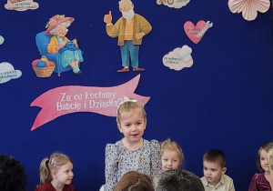 Dziewczynka mówi wierszyk.