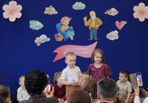 Zdjęcie dziewczynki i chłopca mówiących swoje wierszyki.