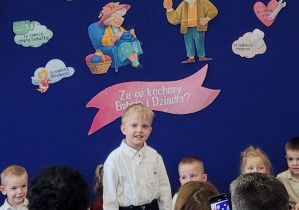 Chłopiec mówi wierszyk.