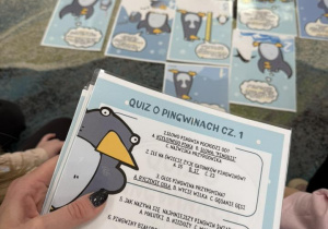 Dzieci z grupy Smerfy biorą udział w quizie wiedzy o pingwinach.