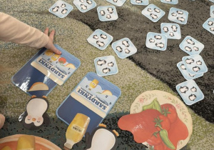 Dzieci z grupy Smerfy grają w matematyczną grę z pingwinami.