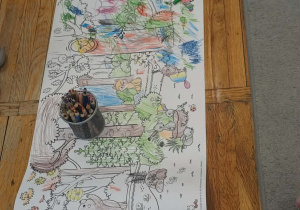 Kolorowe efekty pracy plastycznej małych artystów.