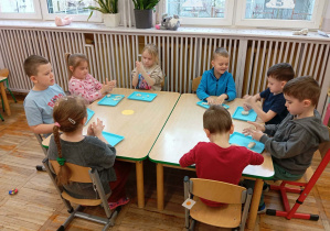 Dzieci podczas zajęć z wykorzystaniem masy solnej.