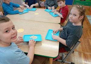 Dzieci podczas zajęć z sensoplastyki.