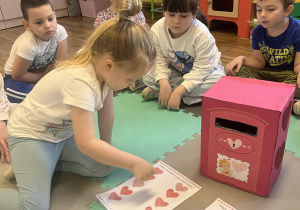 Dziewczynka łączy w pary takie same serca.