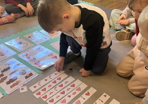 Chłopiec układa walentynkowe rytmy.