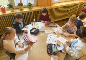 Dzieci wykonują kartki walentynkowe.