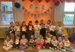 Dzieci pozują do wspólnego zdjęcia z okazji Walentynek.