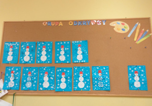 Zdjęcie przedstawia prace plastyczne dzieci.