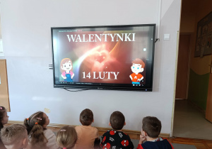 Dzieci z grupy „Misie” podczas oglądania filmu edukacyjnego dotyczącego walentynek.