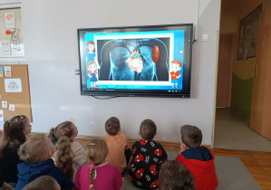 Dzieci z grupy „Misie” zdobywają wiedzę na temat ludzkiego serca.