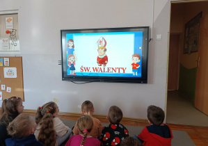 Dzieci z grupy „Misie” poznają patrona dnia zakochanych – świętego Walentego.