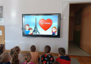 Dzieci z grupy „Misie” uczą się się jak powiedzieć w różnych językach „kocham Cię”.