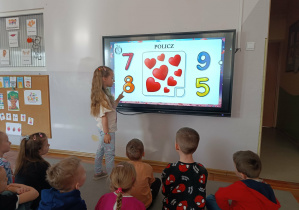 Dziewczynka z grupy „Misie” rozwiązuje quiz walentynkowy.