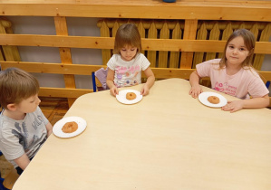 Dzieci z grupy Odkrywcy formują pączki z masy solnej.