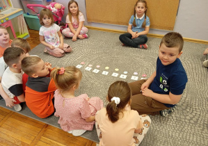 Dzieci z grupy Odkrywcy liczą pączki.